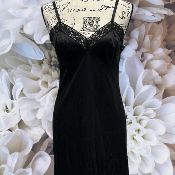 Vintage Black VANITY FAIR Dupont Nylon Nightgown Negligee Gown w Lace Trim 34